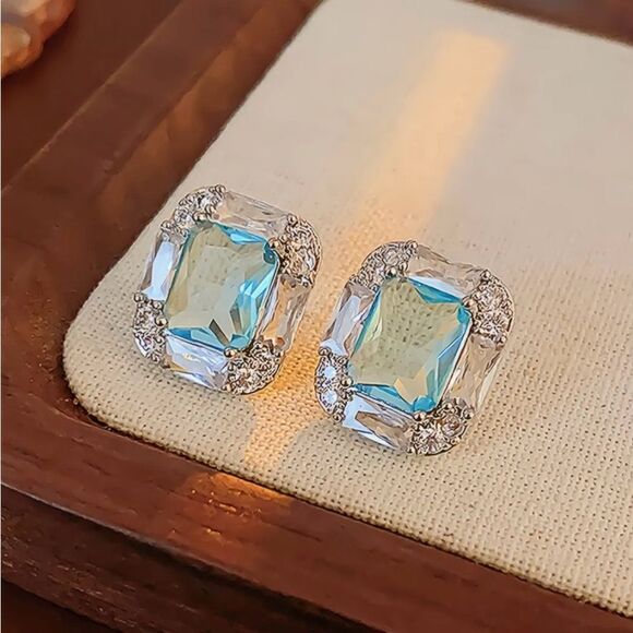 🩵 NEW Stunning & Sparkling Square aqua crystal earrings 🩵 - Picture 4 of 6